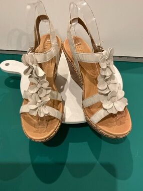 b.o.c. Cornelius Cream Floral Slingback Wedge Sandals Size 7